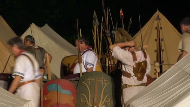 Roman legionaries during the reencatment — Stock Video