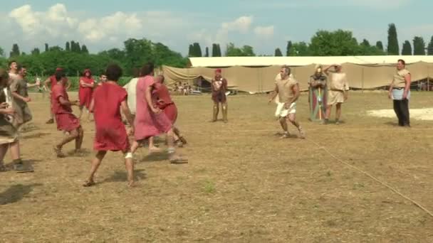 Romerska legionary spela Harpastum — Stockvideo