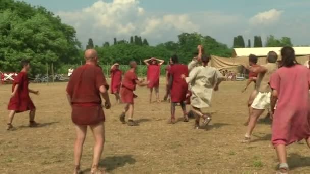 Romeinse legioensoldaat spelen Harpastum — Stockvideo