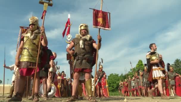 Roman legionaries during the reencatment — Stock Video