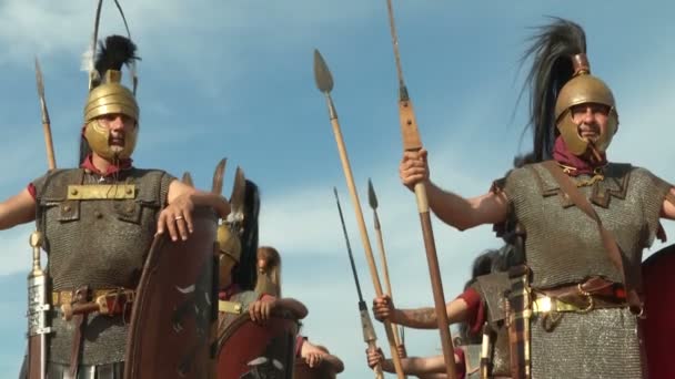 Roman legionaries during the reencatment — Stock Video