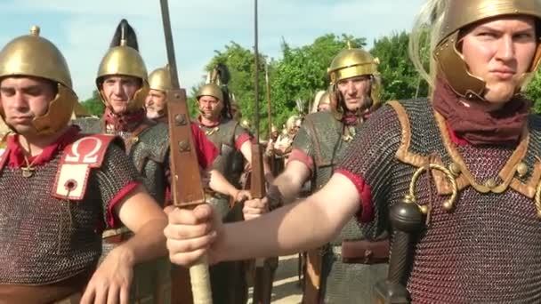 Roman legionaries during the reencatment — Stock Video