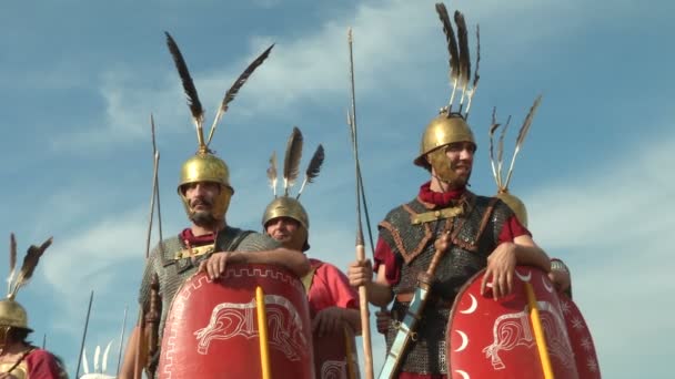 Legionarios romanos durante la reclusión — Vídeo de stock