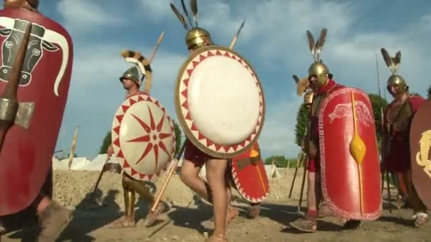 Roman legionaries during the reencatment — Stock Video