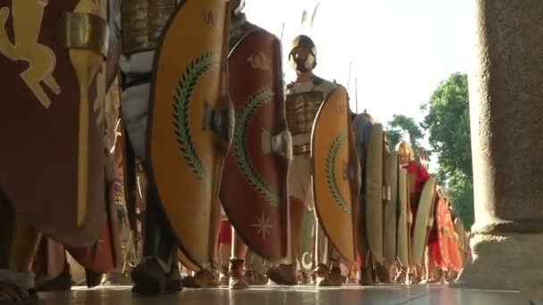 Roman legionaries during the reencatment — Stock Video