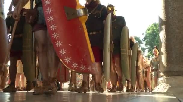 Roman legionaries during the reencatment — Stock Video