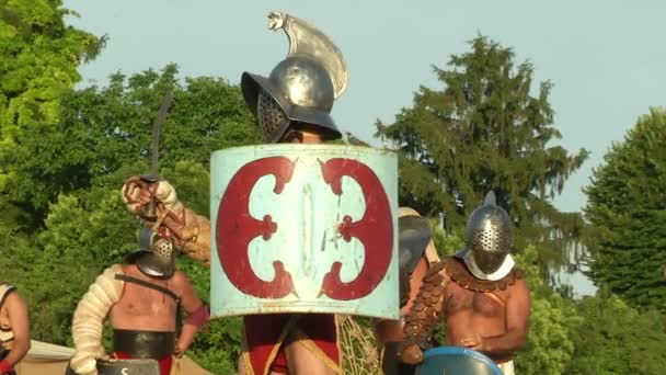 Roman legionaries during the reencatment — Stock Video