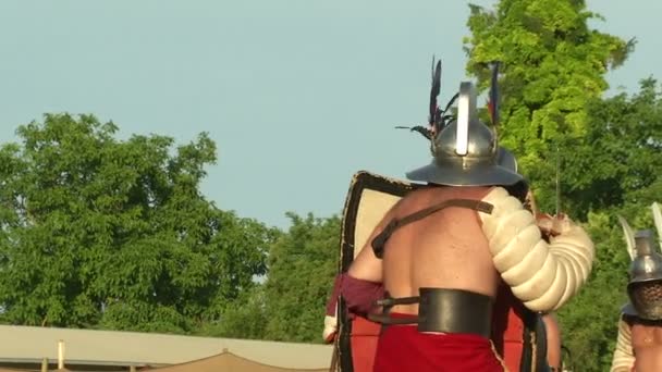 Roman legionaries during the reencatment — Stock Video