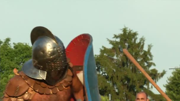 Римские легионеры во время восстановления — стоковое видео