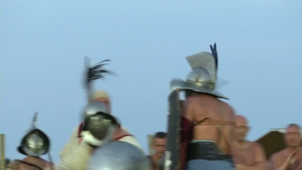 Roman legionaries during the reencatment — Stock Video