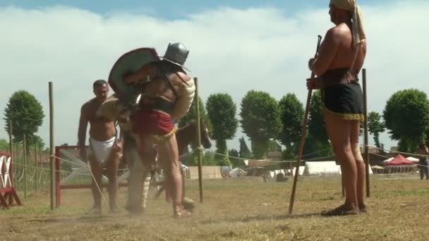 Legioniści rzymscy podczas odbudowy — Wideo stockowe