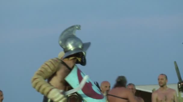 Roman legionaries during the reencatment — Stock Video