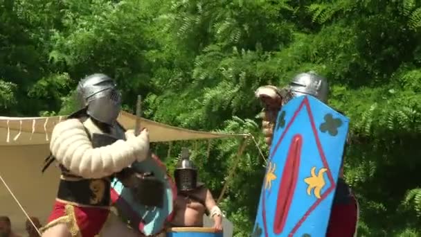 Roman legionaries during the reencatment — Stock Video