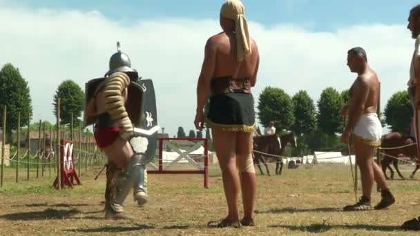 Romerska legionärer under återtagningen — Stockvideo