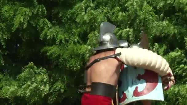 Roman legionaries during the reencatment — Stock Video