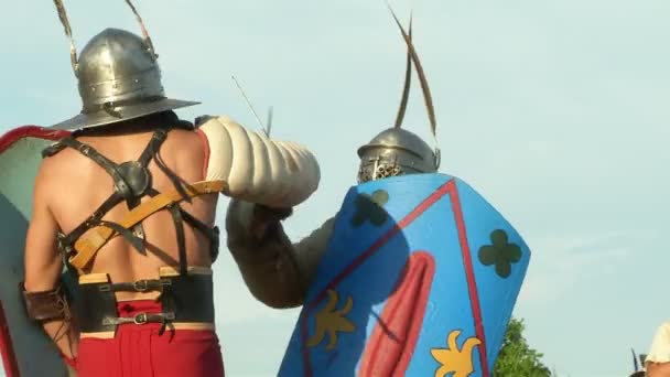 Roman legionaries during the reencatment — Stock Video