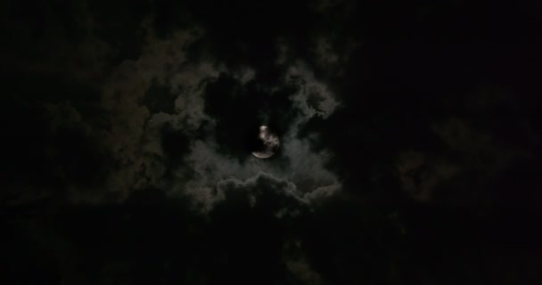 Luna llena nubes ocultas — Vídeo de stock