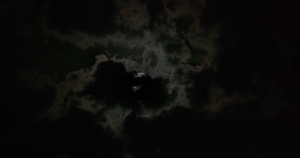 Luna llena nubes ocultas — Vídeo de stock