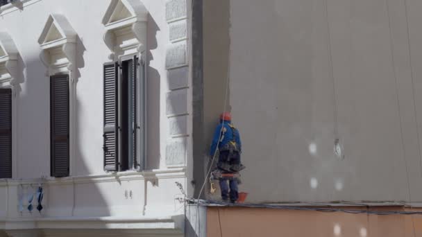 Trabalhador escalada reparação fachada edifício — Vídeo de Stock