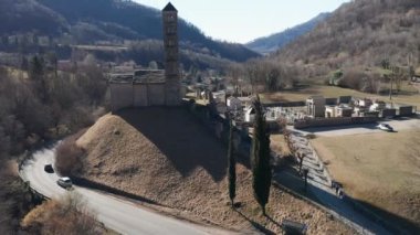 Roma kilisesinin dağlardaki manzaralı görüntüleri