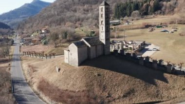 Roma kilisesinin dağlardaki manzaralı görüntüleri