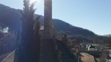 Roma kilisesinin dağlardaki manzaralı görüntüleri