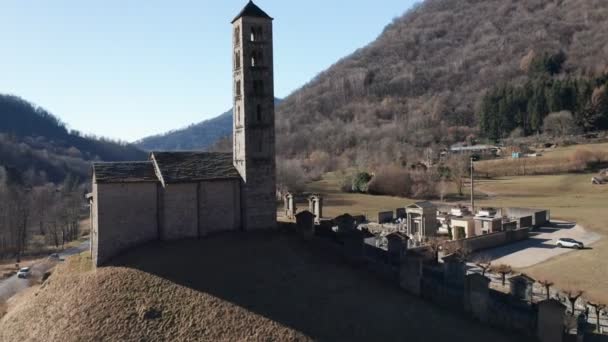 Сценічні Повітряні Кадри Романської Церкви Горах — стокове відео