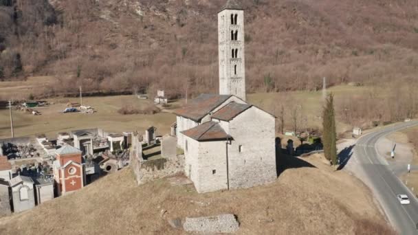 Γραφική Εναέρια Πλάνα Της Εκκλησίας Romanic Στα Βουνά — Αρχείο Βίντεο
