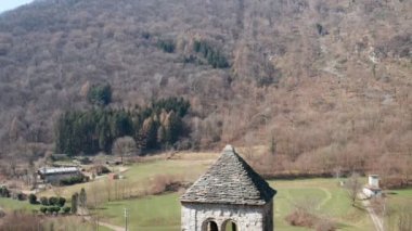 Roma kilisesinin dağlardaki manzaralı görüntüleri