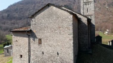 Roma kilisesinin dağlardaki manzaralı görüntüleri