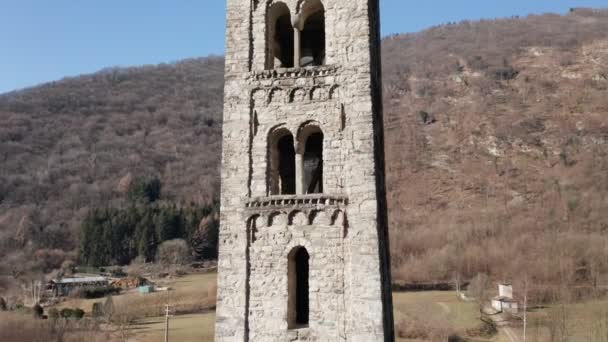 Schilderachtige Luchtbeelden Van Romaanse Kerk Bergen — Stockvideo