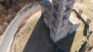 Roma kilisesinin dağlardaki manzaralı görüntüleri