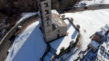 Roma kilisesinin dağlardaki manzaralı görüntüleri