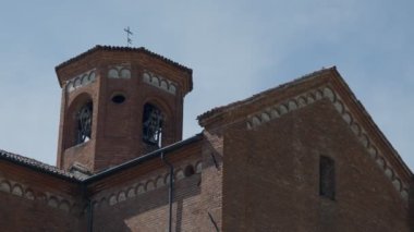 İtalyan Roma Manastırı 'nın çan kulesinde çanlar çalıyor.