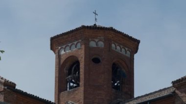 İtalyan Roma Manastırı 'nın çan kulesinde çanlar çalıyor.