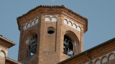 İtalyan Roma Manastırı 'nın çan kulesinde çanlar çalıyor.