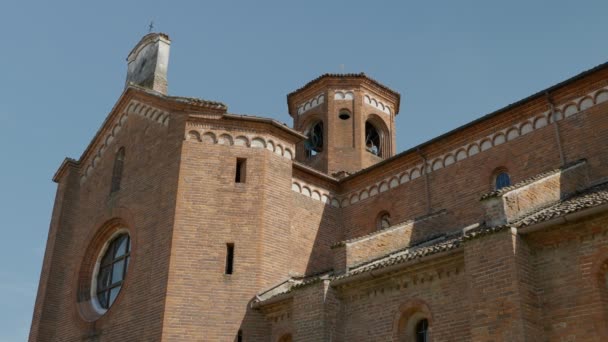 Campane Che Suonano Nel Campanile Dell Abbazia Romanica Italiana Con — Video Stock