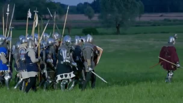 Morimondo Italy June Середньовічні Лицарі Броні Готуються Битви Історичне Переведення — стокове відео