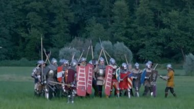 Morimondo, İtalya - 21 Haziran 2022 'de Morimodo, İtalya' da Ortaçağ Savaşı 'nın tarihi yeniden canlandırması için zırhlı ortaçağ şövalyeleri savaşa hazırlanıyor.