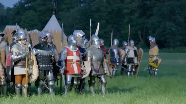 莫里蒙多 意大利 June 中世纪身穿盔甲的骑士准备战斗 在2022年6月21日于意大利莫里莫多举行的Trecentesca节历史性地再现了中世纪的战斗 — 图库视频影像