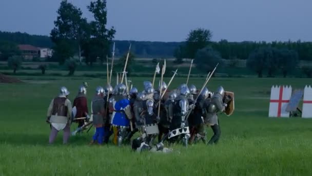 Morimondo Italia Junio Caballeros Medievales Armadura Preparándose Para Batalla Recreación — Vídeo de stock