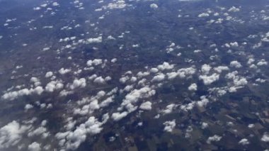 Bulutların üzerinde uçuyor. Uçaktan görüntü