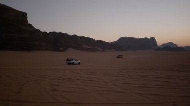 Tatil sırasında Wadi Rum Çölünü Keşfeden Turistler