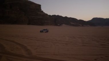 Tatil sırasında Wadi Rum Çölünü Keşfeden Turistler