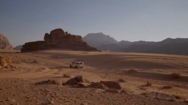 Tatil sırasında Wadi Rum Çölünü Keşfeden Turistler