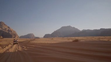 Tatil sırasında Wadi Rum Çölünü Keşfeden Turistler