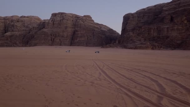 Turisté Objevování Wadi Rum Pouště Vozidle Během Dovolené — Stock video