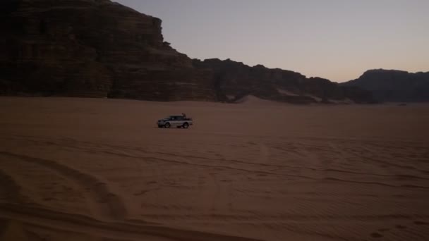 休暇中に車の中でワディ ラム砂漠を探索する観光客 — ストック動画