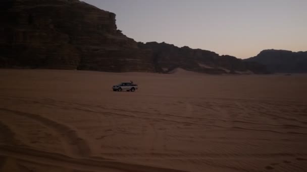 Toeristen Verkennen Wadi Rum Woestijn Voertuig Tijdens Vakantie — Stockvideo