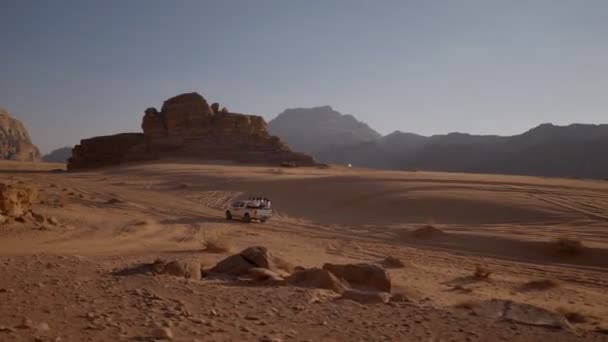 Turisták Felfedezése Wadi Rum Sivatag Járműben Nyaralás Közben — Stock videók